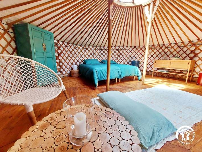 Yourte de charme près de la nature, 27m², 2 adultes + enfants, cuisine et espaces communs partagés in Montenay, Mayenne