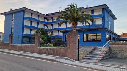 Hôtel pour 2 personnes, avec balcon ainsi que piscine et jardin à Noja