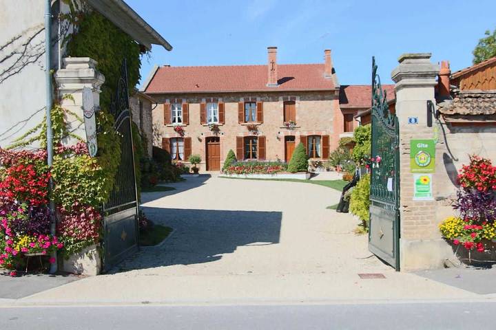 Location de vacances pour 3 personnes, avec Jacuzzi et Terrasse ainsi que Jardin et Piscine dans Marne - 2