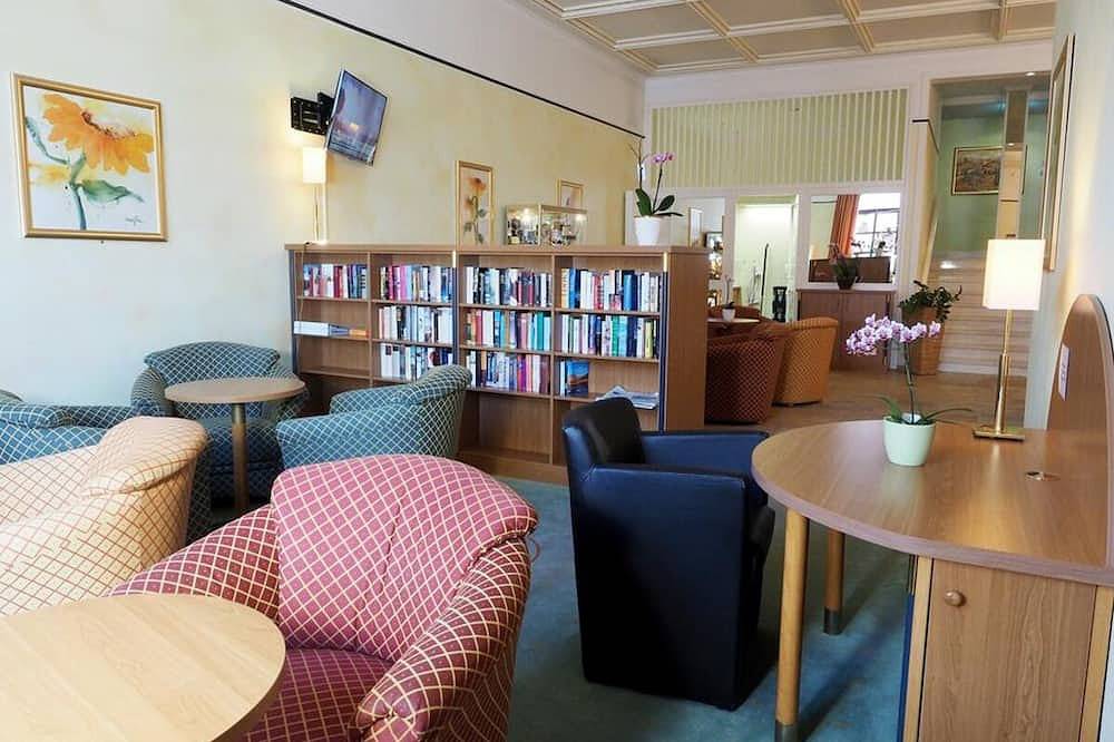 Entire apartment, Apartment with glazed dormer window - bathrobe access to the thermal baths possible. in Bad Griesbach im Rottal, Eastern Bavaria