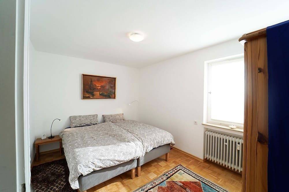 Ganze Wohnung, Große ruhige Ferienwohnung (ca. 70qm) mit großem Balkon und Gartenmitbenutzung in Bad Urach, Albsteig Etappe 9