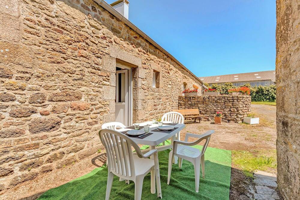 Casa de vacaciones 'Le Gîte Bleu 2' con terraza privada y jardín compartido in Porspoder, Región de Brest