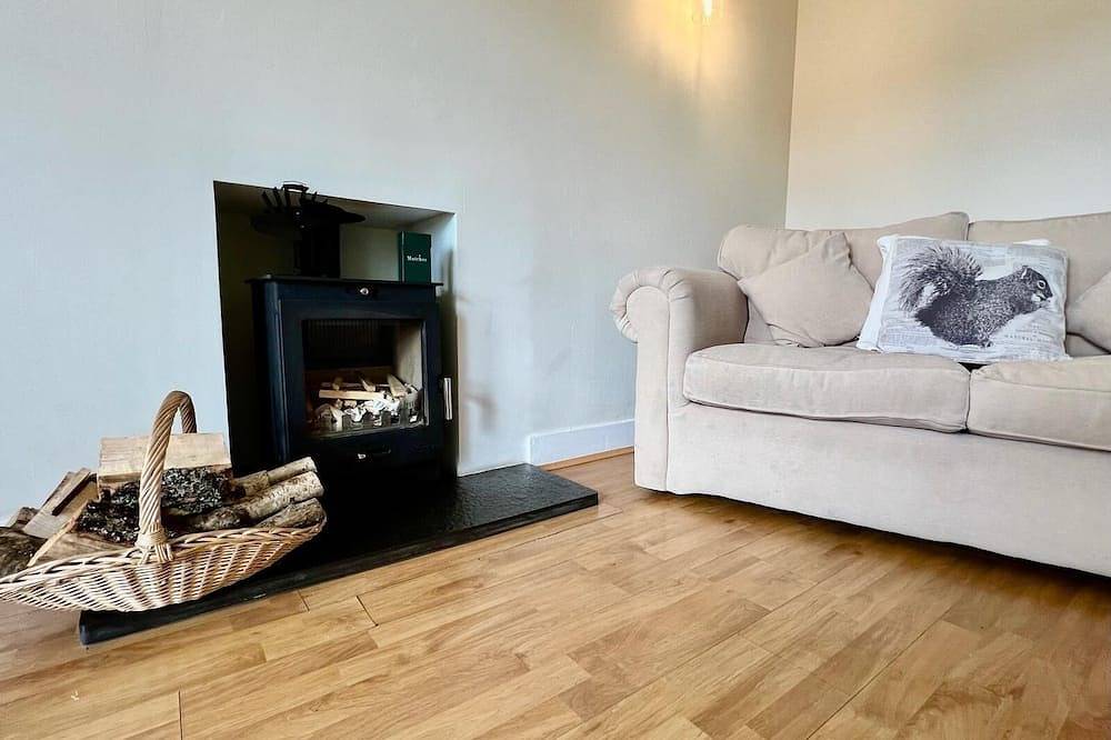 Cosy Country House Finzean, Aberdeenshire. Sleeps 6 & Pet Friendly with Garden in Banchory, Aberdeenshire