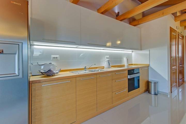Ganze Wohnung, Ferienwohnung Rose mit großem beheiztem Pool 50m2 und Meerblick in Nerezine auf der Insel Lošinj in Nerezine, Lošinj (Kvarner Bucht)