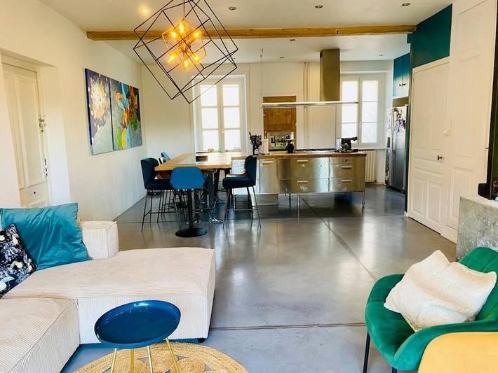 Location de vacances pour 10 personnes, avec piscine ainsi que terrasse et jardin dans Bougé-Chambalud