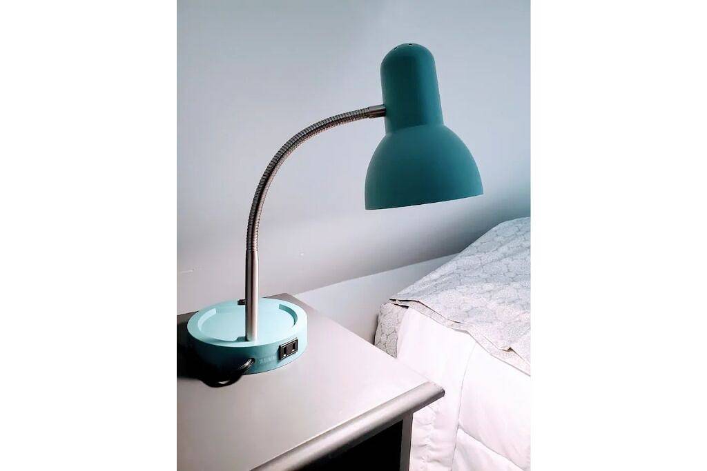 Cape Cod Loft + King Bed in Madison, Dane County