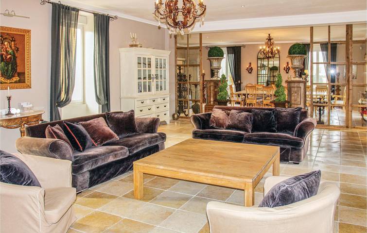 640sqft Apt avec piscine, jardin et Internet, près des restaurants/de la ville/de la rivière in Pont-Saint-Esprit, Région de Nîmes