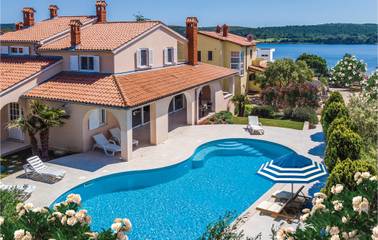 Ferienhaus für 16 Personen, mit Terrasse und Whirlpool in Medulin