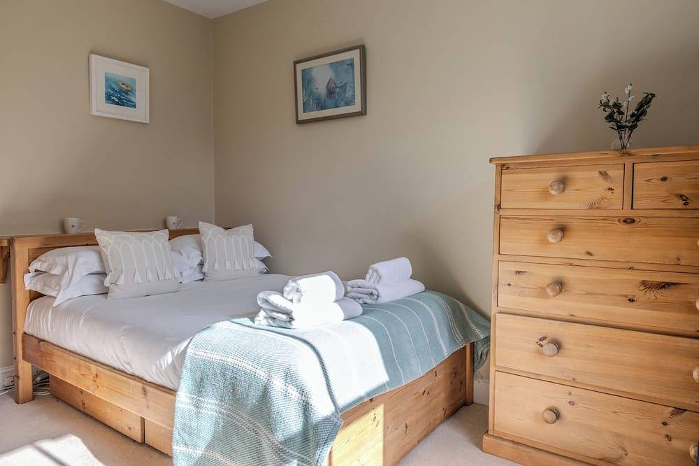 Trevornick Farm House- dog friendly with hot tub and tennis court near Newquay in Holywell Bay, Cornwall