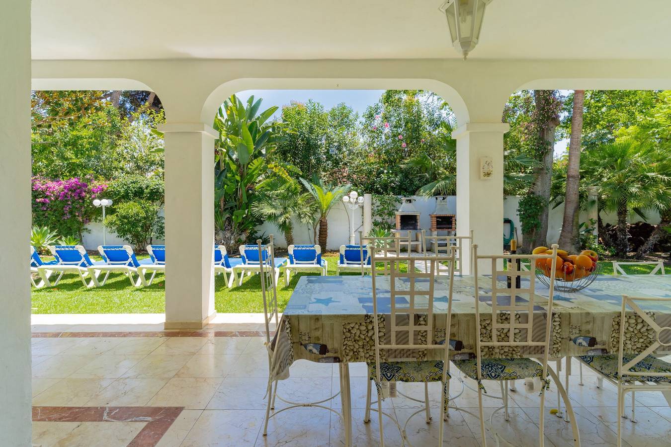 Preciosa Villa 'La Caracola' con piscina, jacuzzi y jardín in Playa de Cortijo Blanco, Marbella