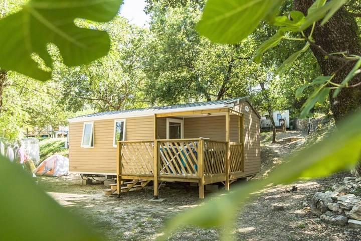 Camping pour 4 personnes, avec Balcon et Terrasse ainsi que Jardin et Vue à Chauzon
