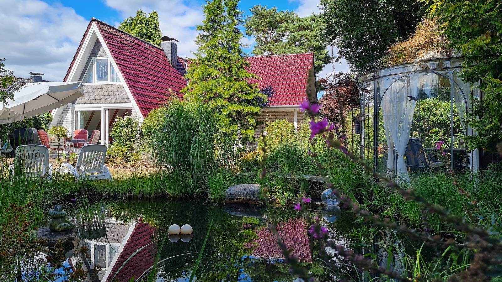 Ferienhaus 'Auszeitoase am Bernsteinsee' mit Seeblick, Terrasse, Whirlpool & Wlan in Wiefelstede, Ammerland
