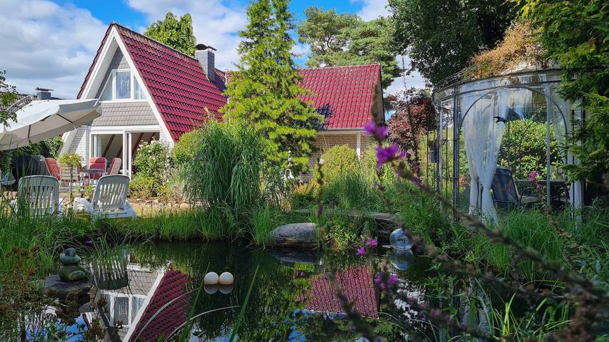 Ferienhaus 'Auszeitoase am Bernsteinsee' mit Seeblick, Terrasse, Whirlpool & Wlan in Wiefelstede, Ammerland