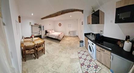 Gîte pour 2 personnes, avec terrasse ainsi que jardin et vue à Groléjac