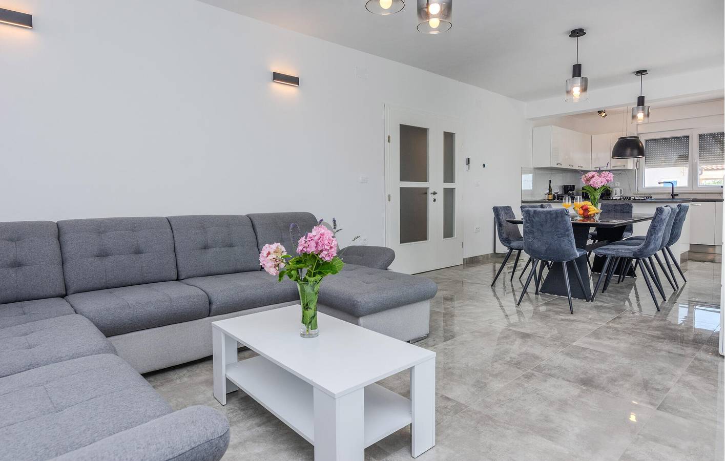 Charmante 2-Zimmer-Wohnung mit Pool und Terrasse, 1,5 km von Posedarje entfernt in Novigradsko More, Zadar