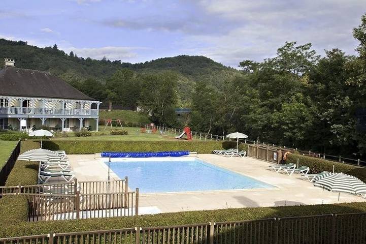 Apartamento de vacaciones para 4 personas, con piscina y terraza además de jacuzzi y jardín - 1