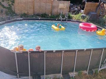 Gîte pour 12 personnes, avec piscine ainsi que vue et jardin, adapté aux familles à Saint-Jeures