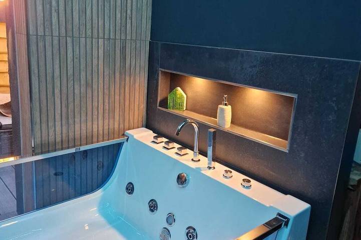 Ganze Wohnung, Juloft-Private Wellness-Suite für Paare mit Whirlpool, Sauna & Stil in Leverkusen, Bergisches Land