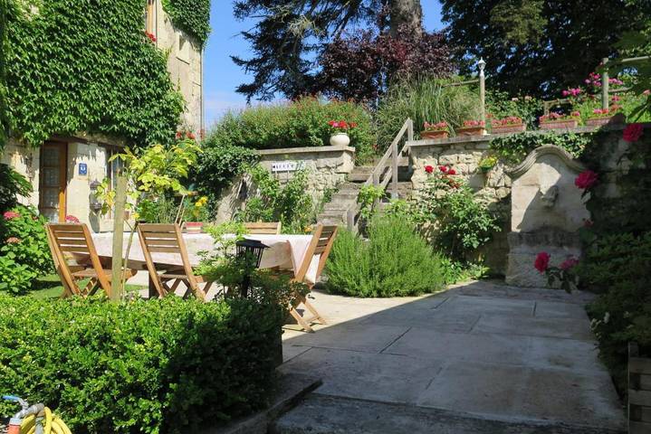 Location de vacances pour 4 personnes, avec vue et jardin ainsi que terrasse et piscine à Seuilly - 4