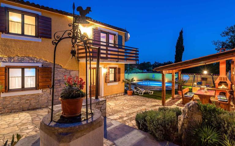 Ferienhaus mit Pool, Grillterrasse und Kinderschaukel in Marčana, Südküste Istrien