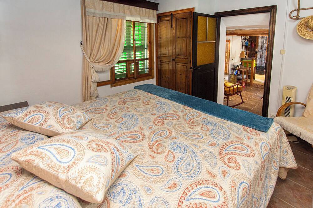 Vacation Home 'Sa Caseta de Santa Maria' with Private Pool and Wi-Fi in Santa Maria del Cami, Majorca Center
