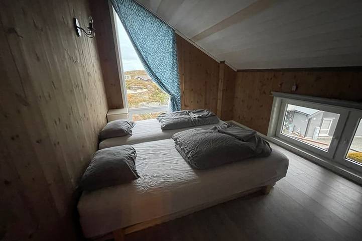 Large, beautiful cottage by the sea 45 min from Bergen!  High Standard! in Sund