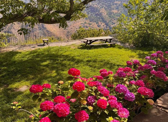 Casa rural para 6 personas, con Jacuzzi y Terraza además de Jardín y Piscina en Sierra Nevada - 2
