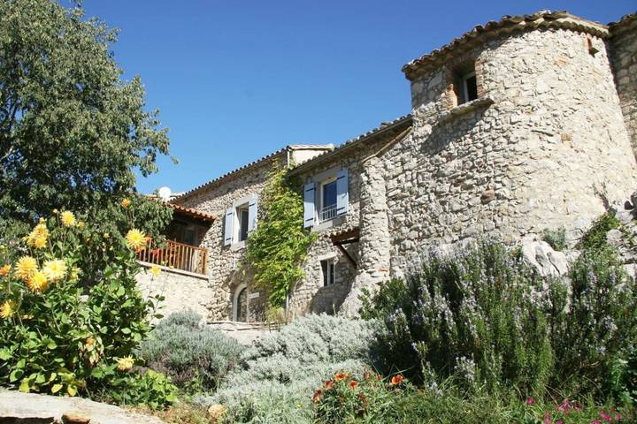 Chambre d’hôte pour 2 personnes, avec Terrasse et Jardin ainsi que Piscine et Vue