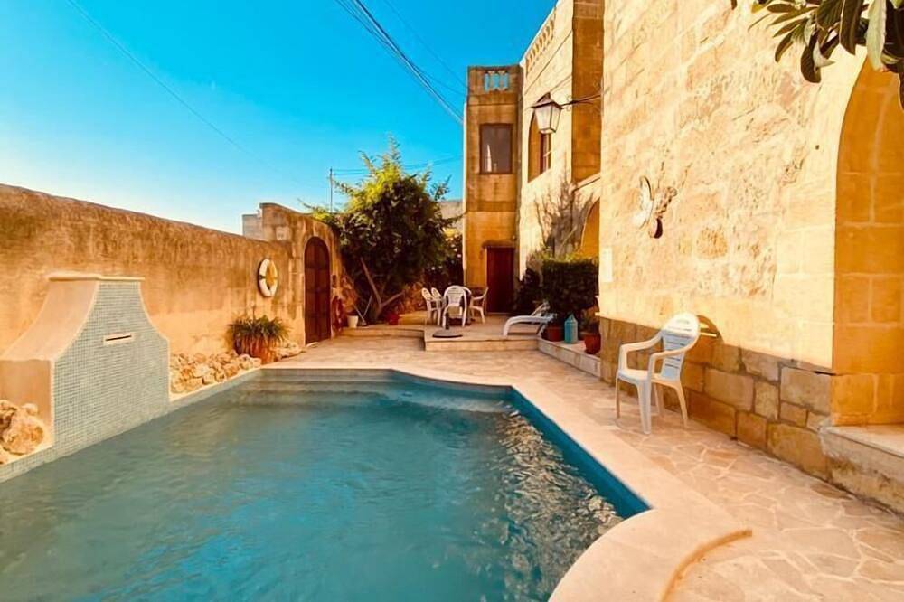 Romantisches Landhaus, 9 Pers., 4 Schlafzimmer, privater Pool, Meerblick, Wifi in Nadur, Gozo