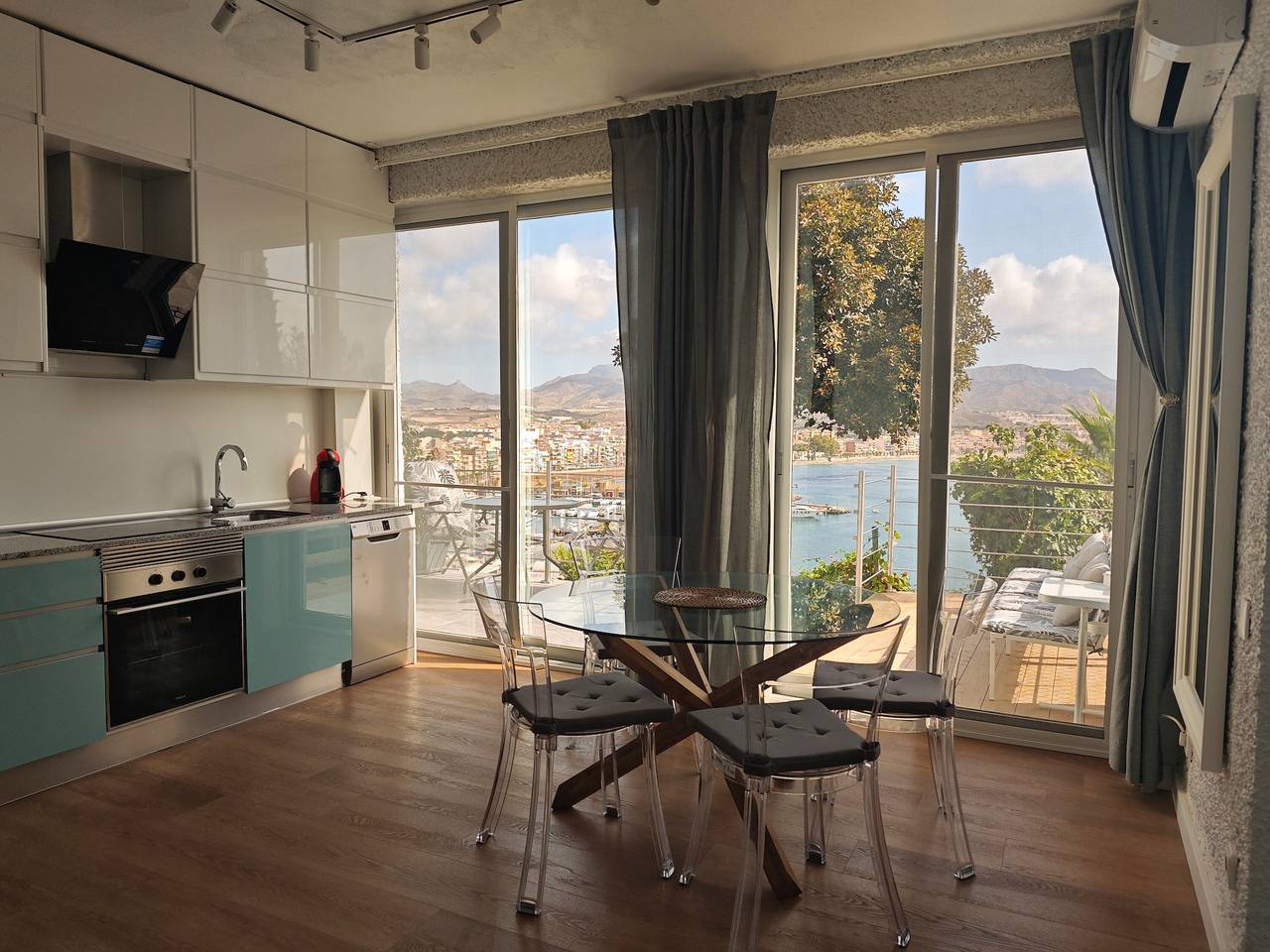 Apartamento entero, Apartamento 'The Seacave' con vistas al mar, Wi-Fi y aire acondicionado in Puerto de Mazarrón, Mazarrón