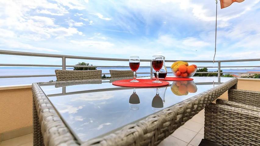 Ferienwohnung für 4 Personen, mit Terrasse und Pool in Brela