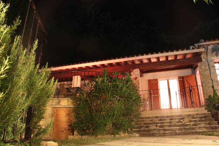 Gîte pour 7 personnes, avec piscine, adapté aux familles à Bargemon - 4