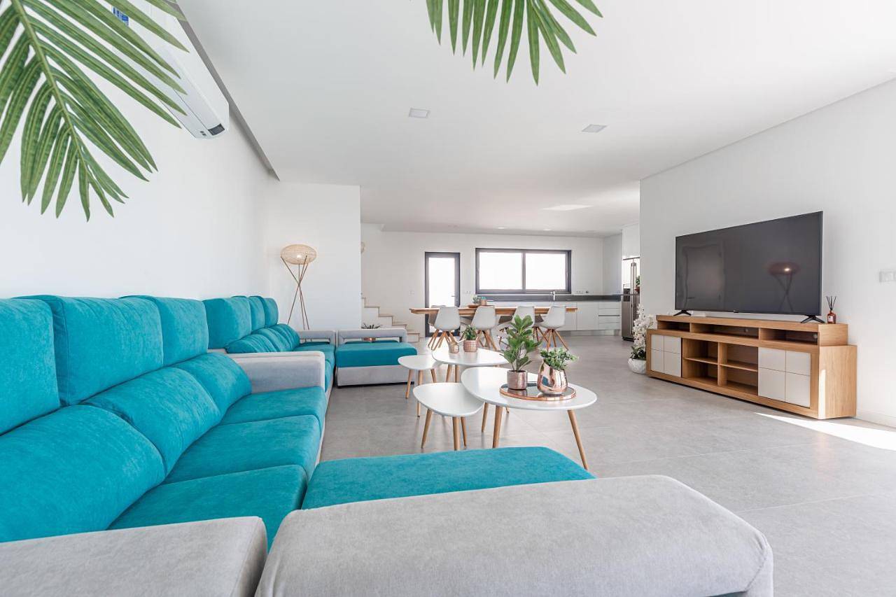 Villa Locki with jacuzzi, private pool and sea view in Atalaia, Distrito de Lisboa