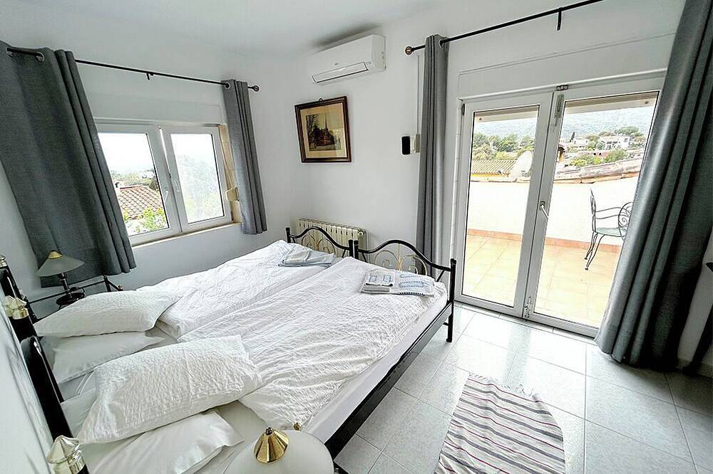 Villa acogedora con piscina privada y gran jardín, Wifi gratis y parking in Mas Pere, Calonge