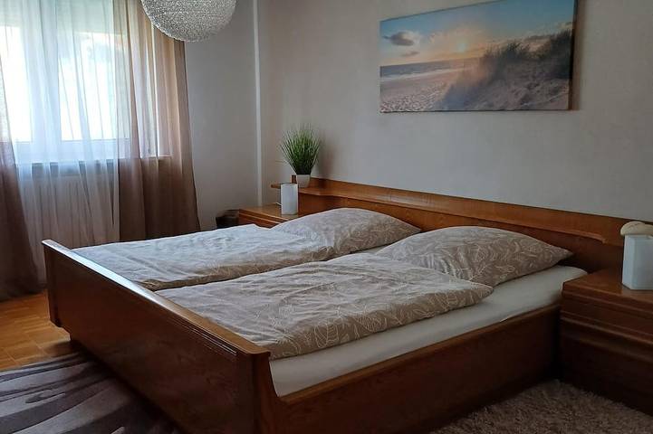 Ganze Wohnung, Ferienwohnung bis 3 Personen, 1. sep. Schlafzimmer, Südbalkon mit Bergblick in Schnaitsee, Landkreis Traunstein