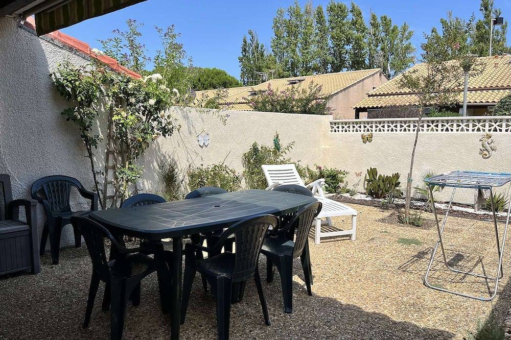 Corner villa for 4 people located in a secured residence with pool, at only 400m from the beach... in Portiragnes Plage, Portiragnes