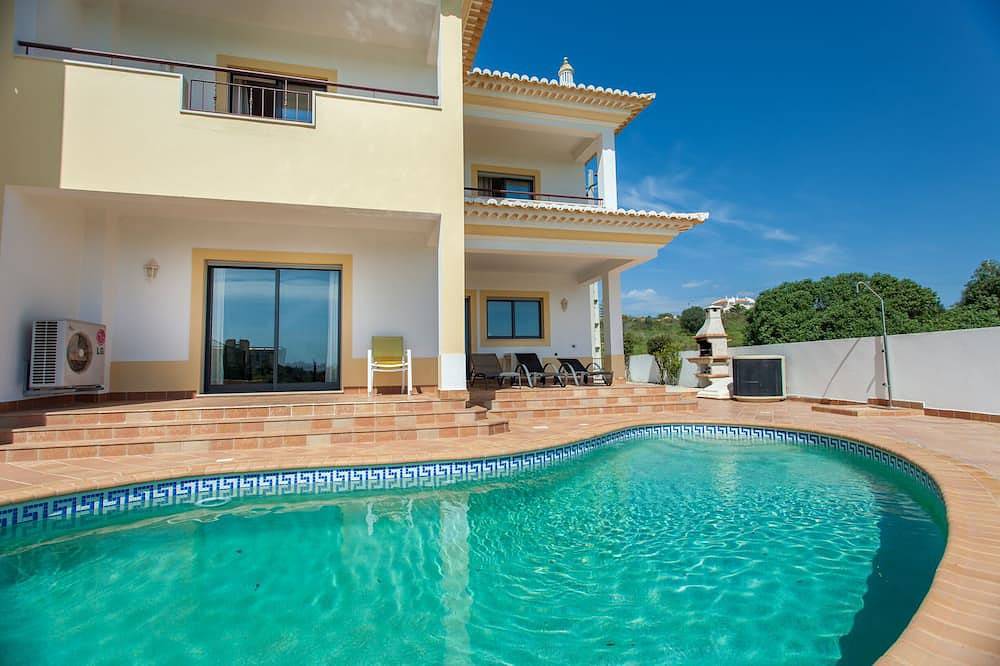 Nova cama enorme 3, 3 casa de banho com piscina privada.  Vista para o mar e área para churrasco. in São Sebastião, São Gonçalo de Lagos