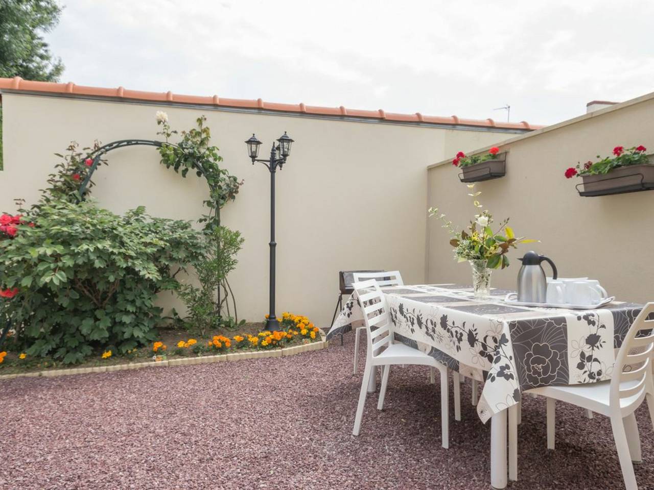 Gemütliche Ferienwohnung: Nähe Nantes, 1 Zimmer, Klimaanlage, Wlan, Parkplatz, perfekte Lage! in Saint-Philbert-de-Grand-Lieu, Nantes und Umgebung