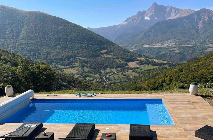 Location de vacances pour 14 personnes, avec piscine et jardin ainsi que vue et terrasse à Saint-Laurent-en-Beaumont - 2