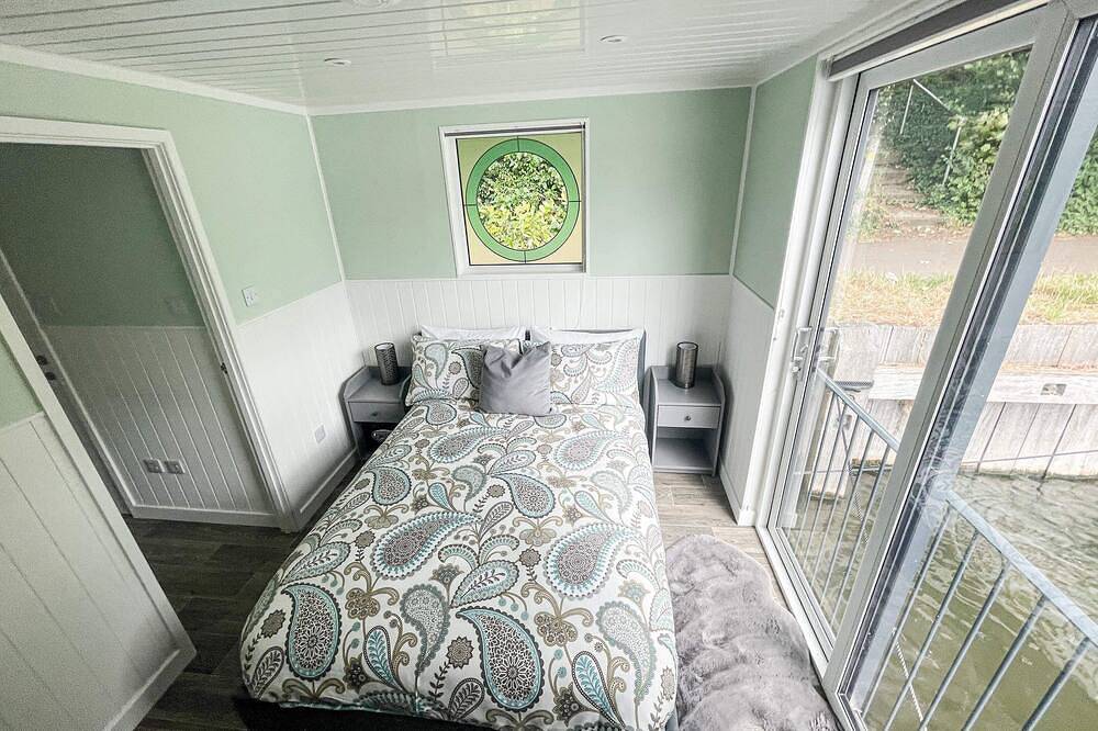 A luxurious unique River Boat with Castle Views in Maidstone in Boxley, Kent