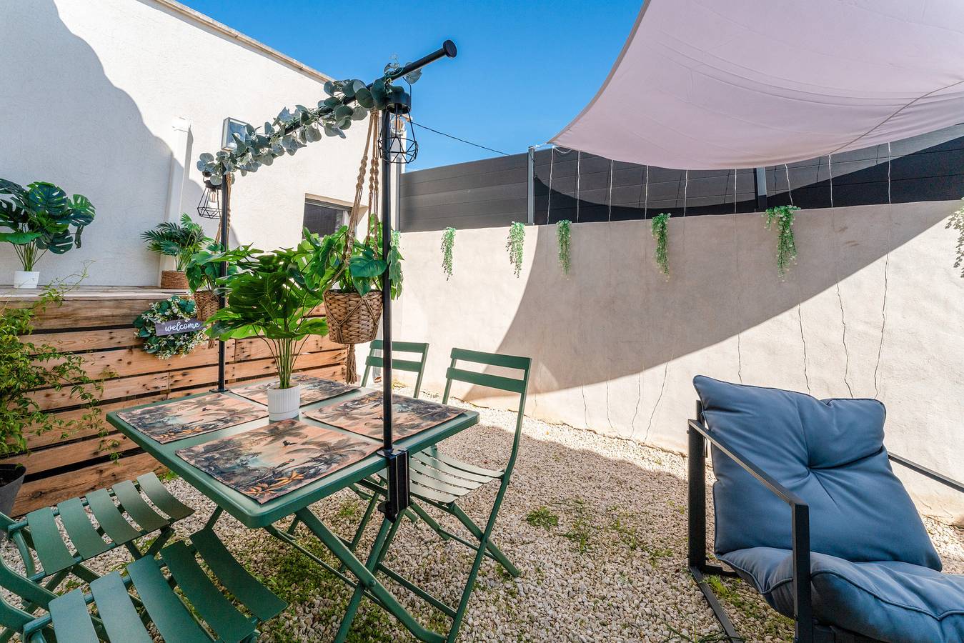 Apartamento entero, Apartamento 'Une Parenthèse En Luberon' con Jardín Privado, Wi-Fi y Aire Acondicionado in Taillades, Parque natural regional del Luberon