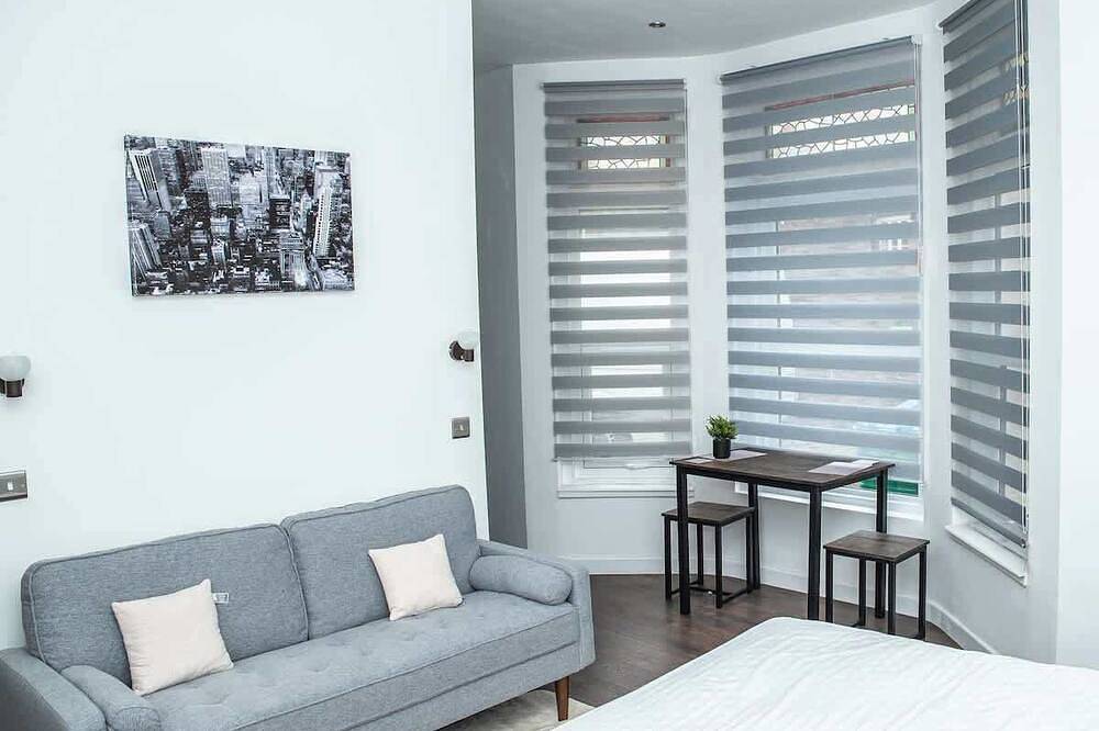 Entire apartment, Studio in Buckinghamshire with Secured Parking in Aylesbury, Buckinghamshire