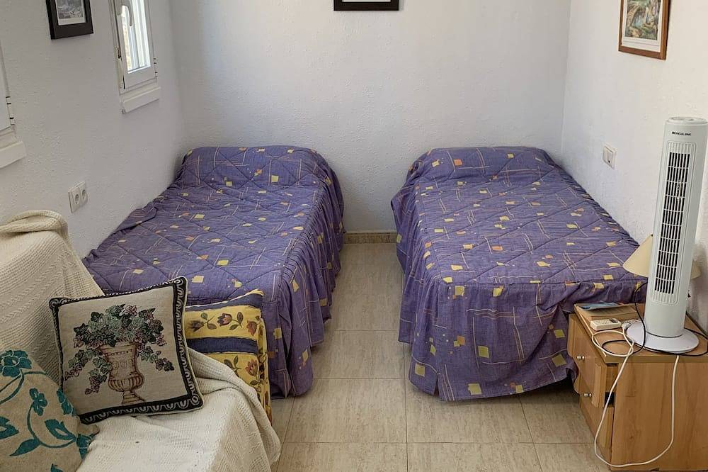 Spacieux Quatre-chaussée de luxe Torrevieja Villa, mer et vue sur le parc, connexion Wi Fi. in Las Calas, Torrevieja