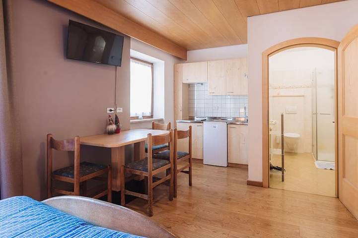 Appartamento intero, Accogliente appartamento per 23 persone con WIFI, TV e balcone in Soraga, Dolomiti Superski