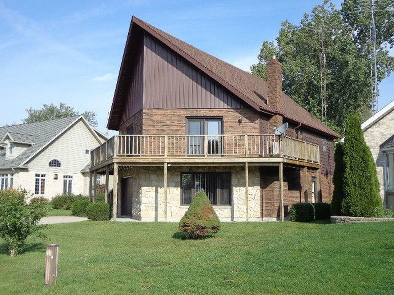 Vacation Rental for 14 Guests in Chatham-Kent, Lake Erie (Canada)