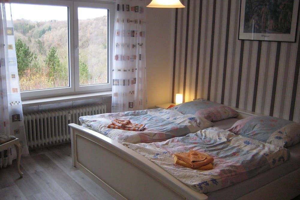 Geheel appartement, Grote niet-rokers appartement in een rustige locatie met uitzicht op het Bos in Vorstendom Waldeck-Pyrmont, Waldecker Land