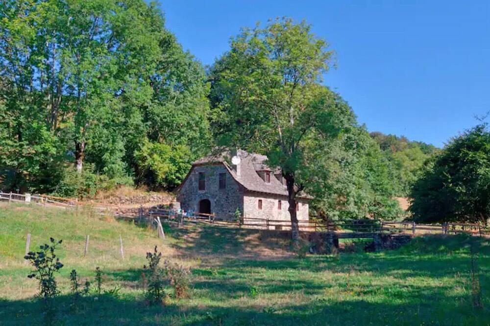 Moulin isole en bord de riviere in Mur-de-Barrez, Aveyron