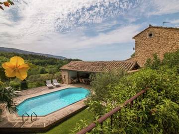 Gîte pour 6 personnes, avec piscine et terrasse, adapté aux familles à Oppède