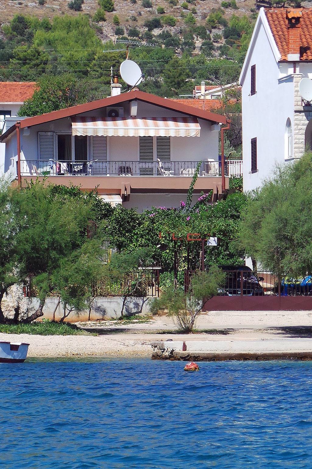 Ganze Wohnung, 2-Zimmer-Ferienwohnung am Strand Grebastica, Sibenik A-10366-a in Grebastica, Šibenik-Knin