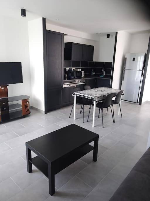 Appartement entier, One-Bedroom Apartment in Pérignat-lès-Sarliève, Parc naturel régional des Volcans d'Auvergne